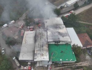 Bursa’da sünger imalat ve depolama tesisi alev alev yandı