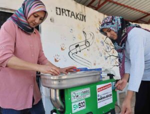 Büyükşehir’den Kumlucalı kadınlara domates sıkma makinesi
