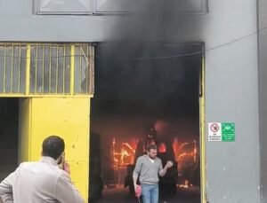 Cam imalathanesindeki kamyonet alev alev yandı