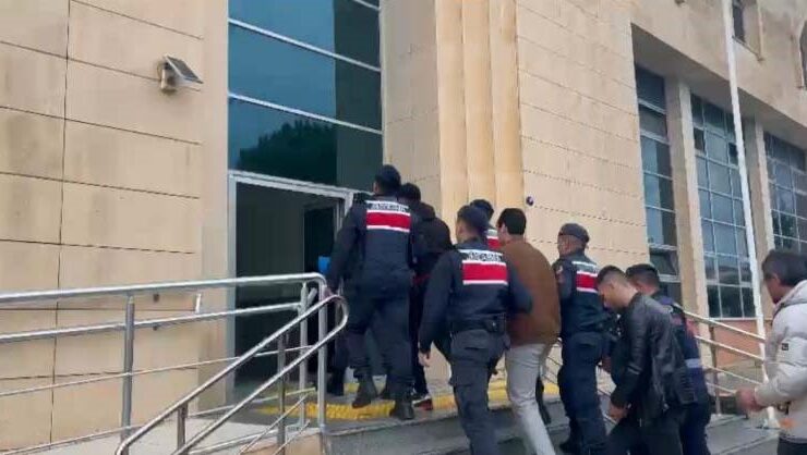 Çeşme’de jandarmanın operasyon: 5 göçmen kaçakçısı yakalandı