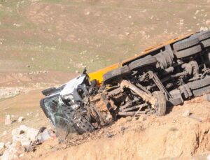 Cizre’de freni boşan kömür yüklü kamyon şarampole devrildi: 1 yaralı