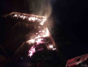 Çorum’da yangın: 3 traktör, 1 kamyonet ve binlerce saman balyası yandı