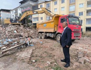 Doğanşehir’de ağır hasarlı binaların yıkımı sürüyor