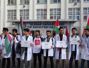 Doktorlar ve tıp öğrencileri Gazze’deki hastane katliamına isyan etti