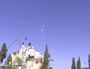 Filistinliler İsrail’in engellemelerine rağmen Mescid-i Aksa’da cuma namazı kıldı