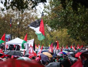 Fransa’da Filistin’e destek gösterisi: 60 bin kişi sağanak yağışa rağmen yürüdü