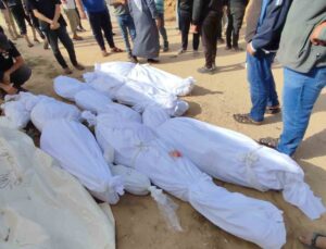 Gazze Şeridi’ndeki saldırılarda hayatlarını kaybedenler toplu mezarlara defnedildi