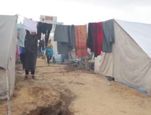 Gazzeliler, yoğun yağış sonrası su basan çadırlarda ve hasarlı binalarda yaşam mücadelesi veriyor