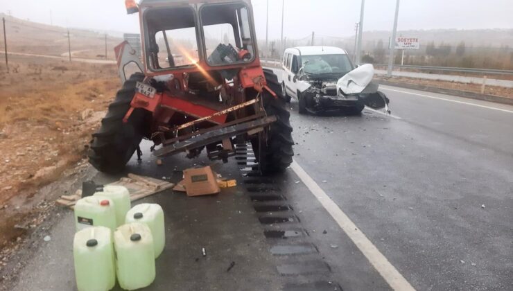 Hafif ticari araç traktöre arkadan çarptı: 2 yaralı