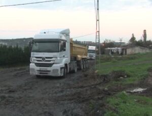 Hafriyat kamyonları, yasağa rağmen kullandıkları yolda çamura saplandı