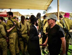 Harediler, İsrailli askerlere tefilin giydirip dua okuttu