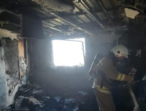 Hatay’da prefabrik yapıda çıkan yangını itfaiye ekipleri söndürdü