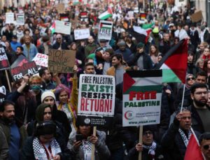 İngiltere’de 300 bin kişi Gazze Şeridi’nde “ateşkes” için yürüdü