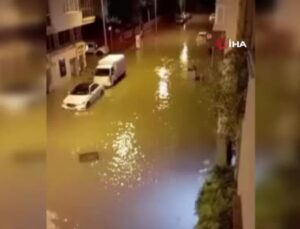 İskenderun’da yağışlı hava caddeleri göle çevirdi