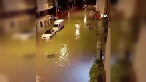 İskenderun’da yağışlı hava caddeleri göle çevirdi