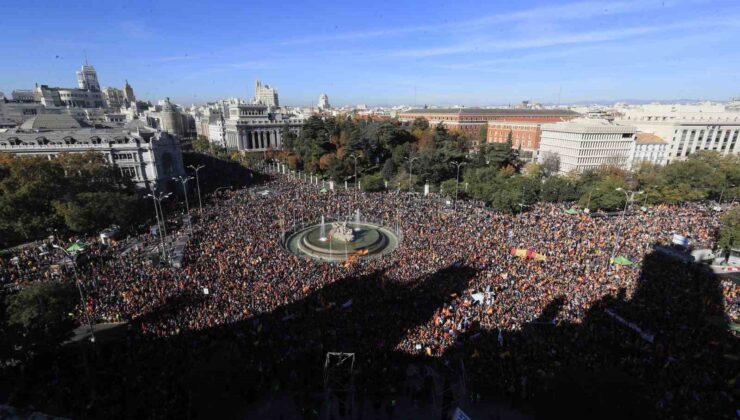 İspanya’da “Katalan ayrılıkçılara yönelik af tasarısı” protesto edildi