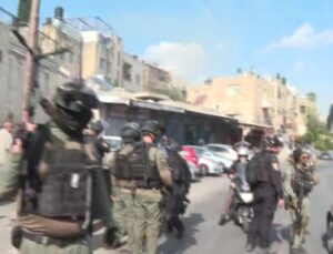 İsrail güçleri TRT ekibine saldırdı, kamera kırıldı