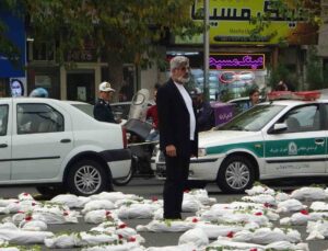 İsrail saldırılarında hayatlarını kaybeden Filistinli çocukların sembolik cenazeleri İran’da meydana dizildi