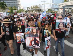 İsrailli esirlerin aileleri Tel Aviv’den Kudüs’e 5 günlük yürüyüş başlattı