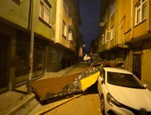 İstanbul’da fırtına etkisini sürdürüyor: Kağıthane’de bir binanın çatısı uçtu