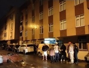 İstanbul’da fırtınada uçan çatı otomobillerin üstüne düştü