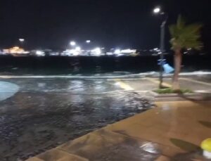 İzmir’de fırtına etkili oluyor: Dalgalar kıyıya vurdu, deniz taştı