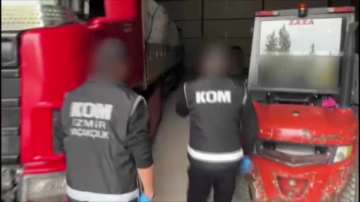 İzmir’de kaçakçılara şok operasyon: 4 milyona yakın makaron ele geçirildi
