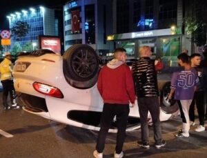 Kadıköy’de makas atan araç takla atarak motosikletin üzerine düştü: 1 ağır yaralı
