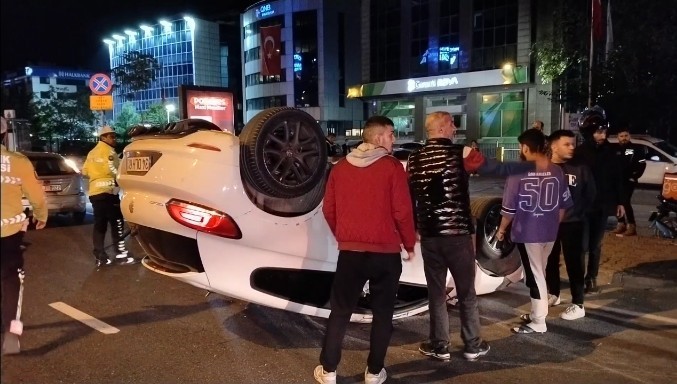 Kadıköy’de makas atan araç takla atarak motosikletin üzerine düştü: 1 ağır yaralı