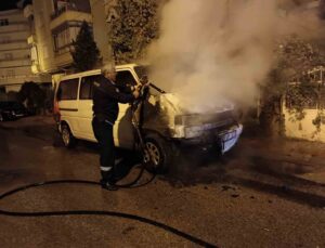 Karaman’da park halindeki minibüs yandı