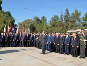 KKTC Cumhurbaşkanı Tatar ve Cumhurbaşkanı Yardımcısı Yılmaz, Lefkoşa Atatürk Anıtı’na çelenk bıraktı