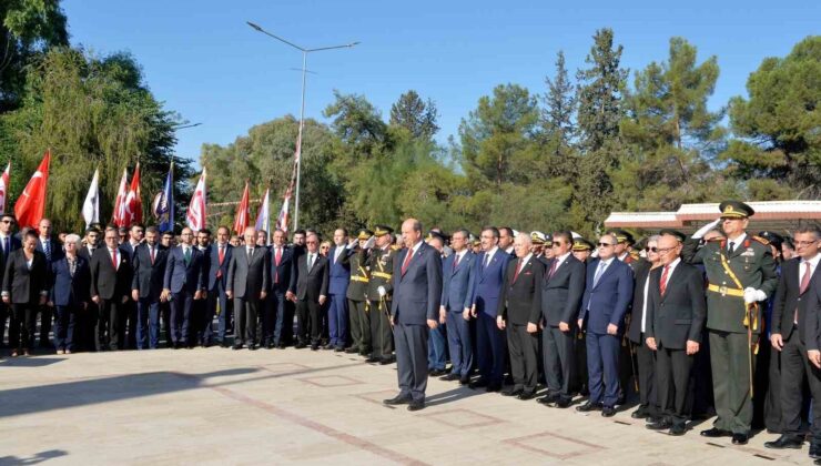 KKTC Cumhurbaşkanı Tatar ve Cumhurbaşkanı Yardımcısı Yılmaz, Lefkoşa Atatürk Anıtı’na çelenk bıraktı