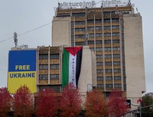 Kosova’nın tarihi oteline dev özgür Filistin bayrağı asıldı