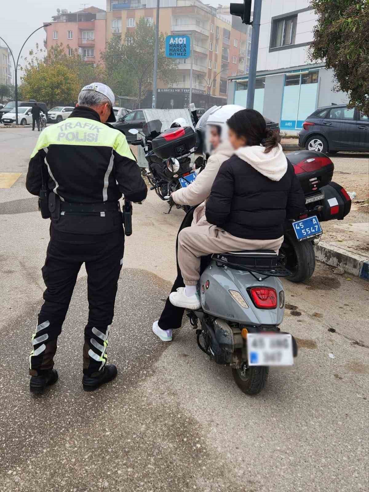 Manisa’da kurallara uymayan motosiklet sürücülerine ceza yağdı