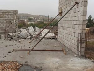 Mardin’de şiddetli rüzgarda inşaat halindeki ev yıkıldı