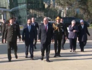 Milli Savunma Bakanı Güler Bakü’deki Türk şehitliğini ziyaret etti