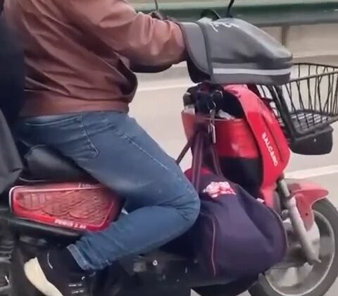 Motosikletin önüne bebeğini koyup kilometrelerce ilerledi