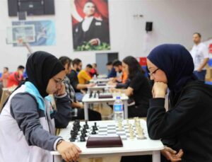 Öğrenciler satranç turnuvasında stratejilerini sergiledi