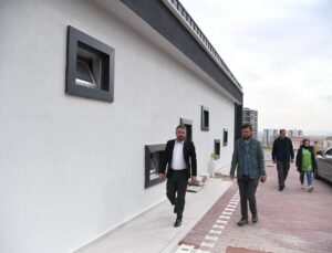 Pursaklar Belediye Başkanı Çetin, yapımı devam eden spor salonunda incelemelerde bulundu
