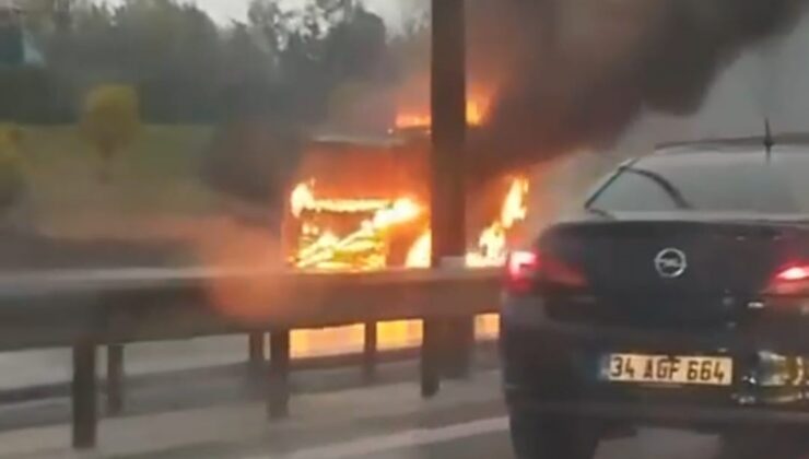 Sancaktepe TEM Otoyolu’nda yanan minibüs alev topuna döndü