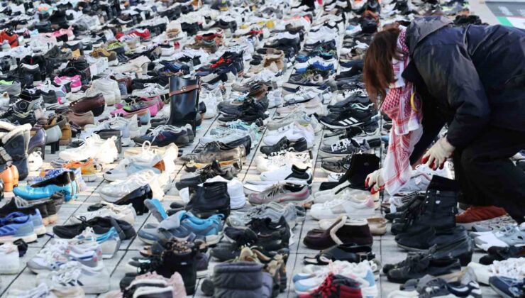 Seul’ün merkezine Filistin’de hayatını kaybedenlerin anısına 2 bin ayakkabı bırakıldı