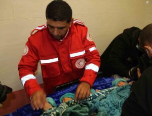 Şifa Hastanesi’nden tahliye edilen 28 prematüre bebek Mısır’a götürüldü