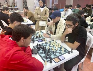SUBÜ öğrencileri Satranç Turnuvası’nda derece elde etti