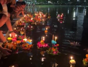 Tayland’da “Yüzen Fener Festivali” renkli görüntüler oluşturdu