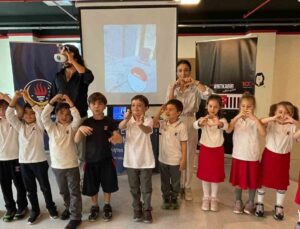 TED İzmir Koleji öğrencileri sanal gerçeklik teknolojisi ile Anıtkabir’i ziyaret etti