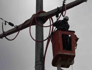 UEDAŞ ekipleri, lodosun sebep olduğu elektrik kesintileri için aralıksız çalışıyor