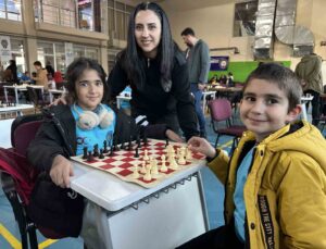 Yüksekova’da 100 öğrencinin katılımıyla satranç turnuvası düzenlendi
