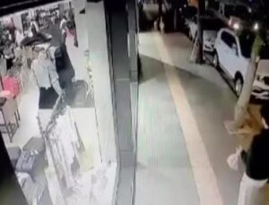 Ankara’da bir gencin başıboş köpeğin saldırısına uğradığı an kamerada