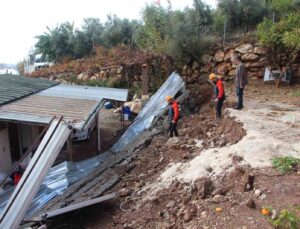 Antalya’da istinat duvarı çöktü, iki ev zarar gördü