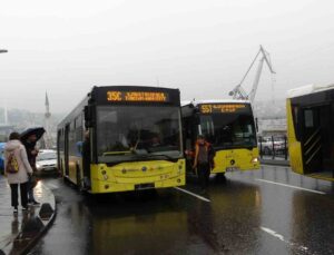 Arızalanan İETT otobüsü Unkapanı Köprüsü’nde trafiği felç etti
